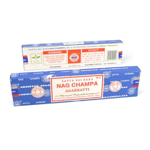 Nag Champa smilkalai mėlynoje pakuotėje, 40 g, matoma priekinė etiketė su logotipu ir galinė etiketė su įspėjimu