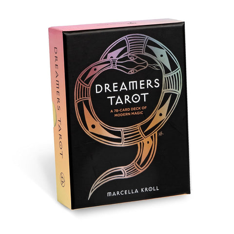 Dreamers Tarot kortų rinkinys Marcella Kroll, juoda blizgi dėžutė su vaivorykštiniu gyvatės ornamentu, 78 kortos, kampinis dėžutės priekinis rodinys