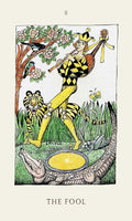Tarot korta Kvailys, pilno formato frontas su geltonu kostiumu, tigro ir krokodilo motyvais bei medžių ir paukščių detalėmis