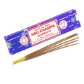 Nag Champa smilkalai 15 cm, Satya mėlynoje dėžutėje su keliomis išklotomis lazdelėmis ir matoma priekinė etiketė
