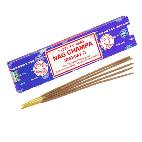 Nag Champa smilkalai 15 cm, Satya mėlynoje dėžutėje su keliomis išklotomis lazdelėmis ir matoma priekinė etiketė