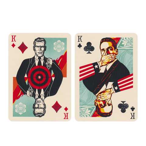 Kortos su dviem karalių dizainais, raudonos ir turkio spalvų retro propagandinio stiliaus priekinė versija ant balto fono