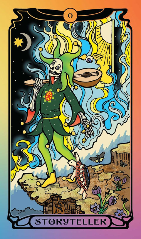 tarot korta Storyteller – spalvingas žonglieriaus skeletas su liutnia ant uolos, ryškus margintas rėmas, vertikalus