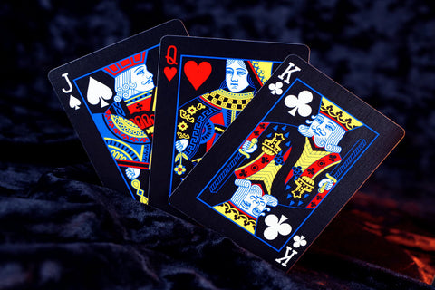Reverse žaidimo kortos su juodu fonu – pokeriui, triukams, kolekcionieriams