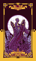 tarot korta Judgment, vertikalus priekinis dizainas su violetine mozaikine krokodilo iliustracija, geltonu dekoratyviniu rėmu ir mėnulio fonu