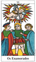 Tarot korta Įsimylėjėliai (VI) Marseille stiliaus, spalvingas angelas su strėle virš trijų figūrų, AGM Müller versija