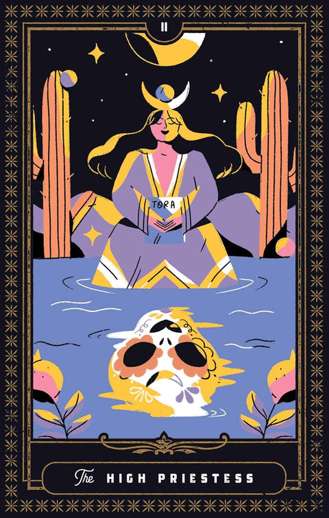 tarot korta Aukščiausioji kunigė, violetinė ir geltona versija, sėdinti su knyga TORA, mėnulio simboliai ir kaukolės atspindys vandenyje