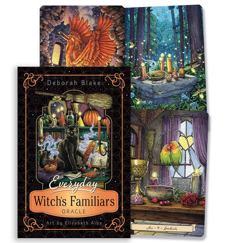 Oracle kortos Everyday Witch's Familiars su juoda dėkle, katės iliustracija ir dvi kortos: miško altorius ir poruojantys paukščiai