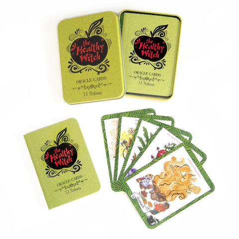 Orakulų kortos The Healthy Witch žaliame metaliniame dėkle su atverstu, vėduojamu kortų rinkiniu, parodyta pakuotė ir keli pavyzdžiai