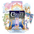 Caticorn Tarot kortų rinkinys su violetine dėže ir keliomis akvarelinėmis katės‑vienarago iliustracijomis, matomas priekinis viršelis ir vėduoklė kortų