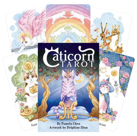 Caticorn Tarot kortų rinkinys su violetine dėže ir keliomis akvarelinėmis katės‑vienarago iliustracijomis, matomas priekinis viršelis ir vėduoklė kortų