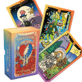 Grateful Dead tarot kortų rinkinys su gradientine dėžute ir trimis spalvingomis pagrindinių arkanių kortomis, parodytomis iš šono