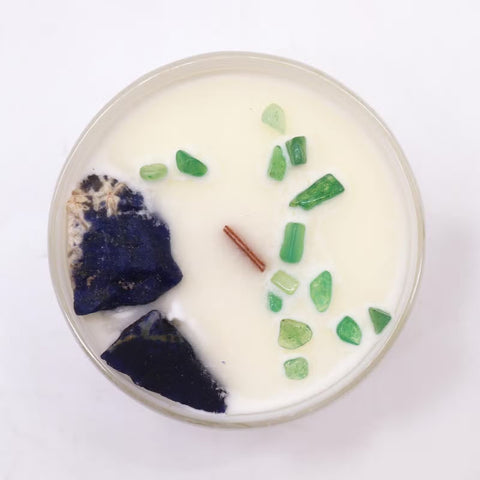 Gerklės čakros kristalų žvakė su sodalitu ir nefritu, vaisių aromatas