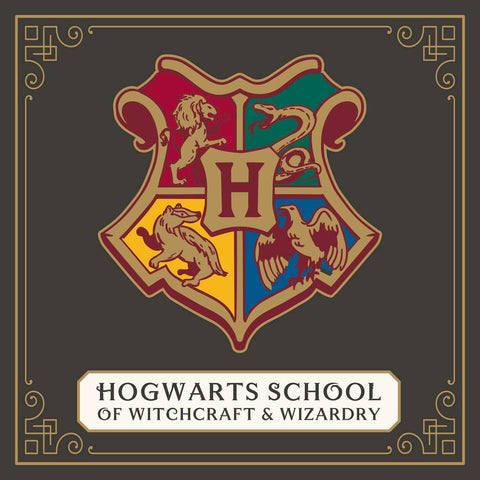 Hogwartso herbas ant tamsaus fono su paauksintu apvadu ir „Hogwarts School“ lentele apačioje