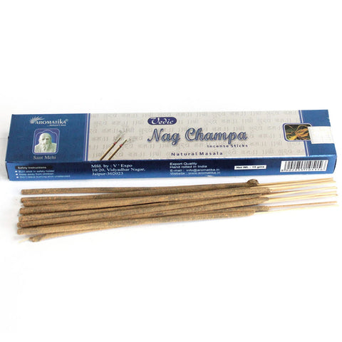 Nag Champa smilkalai Aromatika (Vedic) natūralios masala lazdelės ant balto fono su atidaryta mėlyna 15 g dėžute