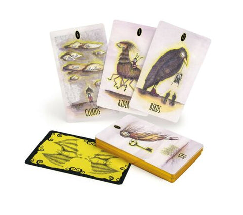 Tarot kortos iliustruota kaladė su geltonais kraštais, trys atvertos kortos (Clouds, Rider, Birds) šalia užverstos krūvelės