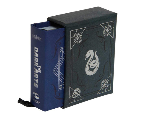 Knygų dėklas Harry Potter su mėlyna knygos nugarėle "The Dark Arts" ir tamsiai pilku slipkase su sidabrine gyvate