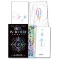 Sigil Witchery orakulo kortos juodame dėkle su spalvotu holografiniu ornamentu, atvertos kortos su pastelinėmis sigilėmis ir žyma "above"