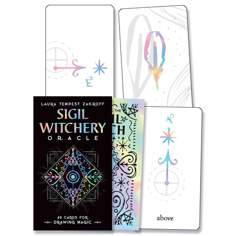 Sigil Witchery orakulo kortos juodame dėkle su spalvotu holografiniu ornamentu, atvertos kortos su pastelinėmis sigilėmis ir žyma "above"