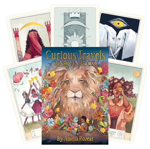 Curious Travels tarot kortų rinkinys su liūto viršeliu ir gėlių motyvais, pakuotė centre ir keliomis kortomis fone