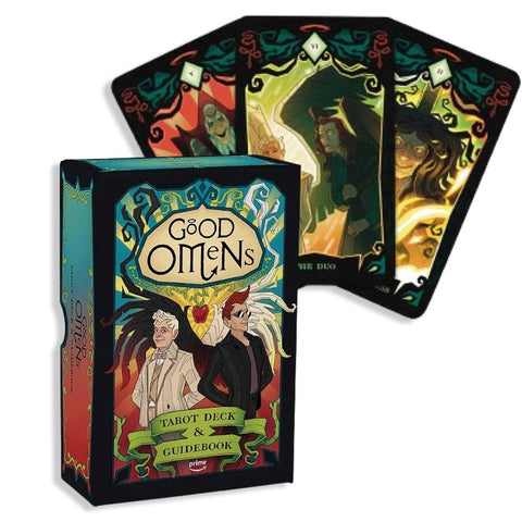 Tarot kortos Good Omens dėžutėje su spalvotu iliustruotu viršeliu ir trimis išskleistomis kortomis, parodytomis priekyje