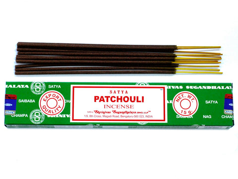 Smilkalai Satya Patchouli 15 g žalioje dėžutėje su rudos spalvos lazdelėmis išdėstyti viršuje, pilnas komplektas