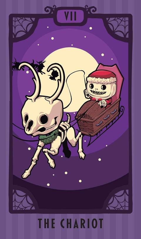tarot korta The Chariot — violetinė iliustracija su skeletiniu elniu tempiamu karstiniu rogėmis ir kaukėtu keleiviu prieš pilnatį