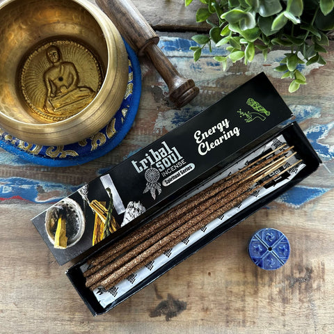 Smilkalai Tribal Soul Energy Clearing rudi ilgomis lazdelėmis, atidarytoje dėžutėje, matoma dantyta tekstūra ir ritualinė dubenėlio kompozicija