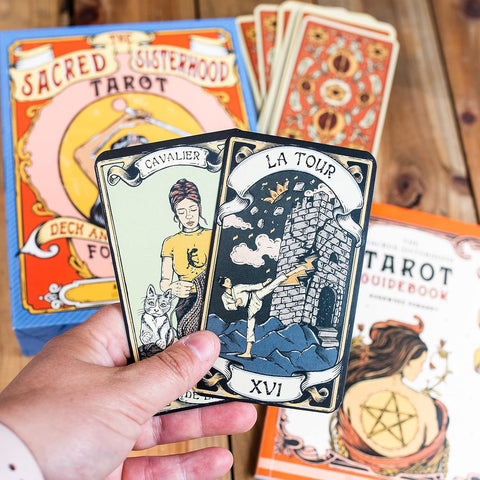 Sacred Sisterhood taro kortos moterims: feminizmo ir magijos galia