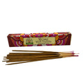 Smilkalai Rose with Vanilla (Namaste India), rudos masala lazdelės išdėstytos priešais ryškiai raštuotą pakuotę