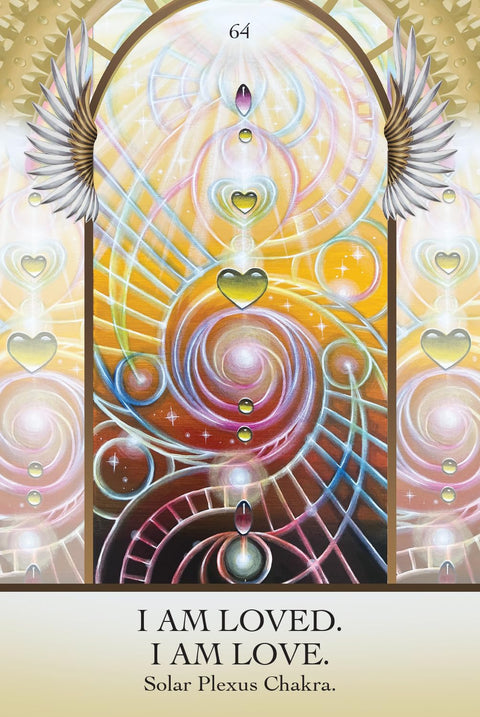 Saulės rezginio čakros korta – frontaliai, auksiniai ir geltoni tonai, spiralės ir širdies motyvas su afirmacija I AM LOVED. I AM LOVE.