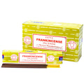 Smilkalai Satya Frankincense, geltonai žalia 15 g dėžutė atvira su keliais rudais smilkalų lazdelėmis, skirtas namų aromatui