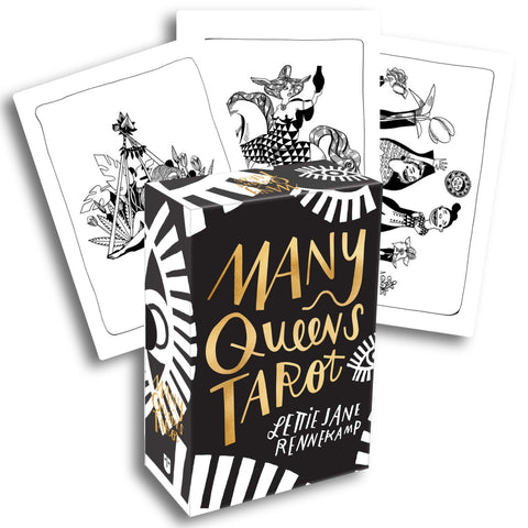 Tarot kortos Many Queens (Lettie Jane Rennekamp) – juoda dėžutė su auksiniu užrašu ir trys juodai baltos iliustruotos kortos, išskleistos už dėžutės