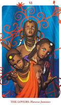 Tarot korta The Lovers (Marassa Jumeaux) – ryškus mėlynas fonas, trys vaikų figūros su skirtingų akių spalvų, vitiligo ir oranžine drapiruote