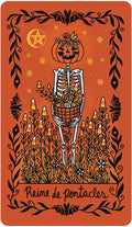 Tarot korta su oranžiniu fonu ir moliūgo galvos skeletu, rankoje krepšys gėlėms — Helovino rudeniška versija