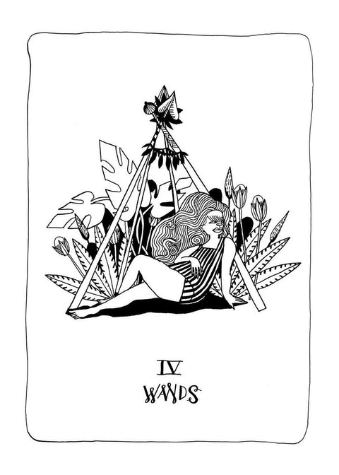 Tarot korta IV Wands – juodraštinė linijinė iliustracija su atsipalaidavusia moterimi po keturių lazdų arka