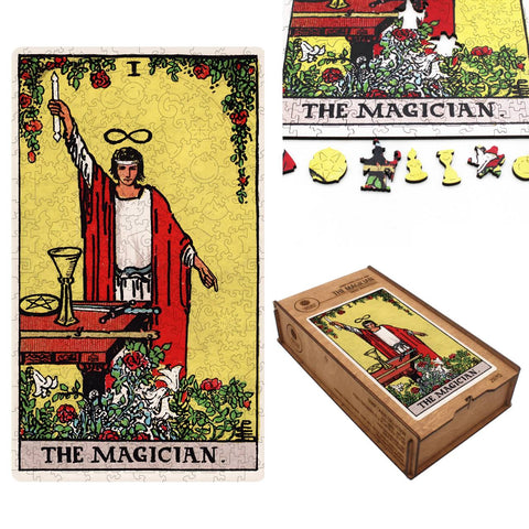 Tarot dėlionė su The Magician kortos dizainu, ryškiai geltonu fonu, pristatyta medinėje dėžutėje ir unikaliomis figūrėlėmis