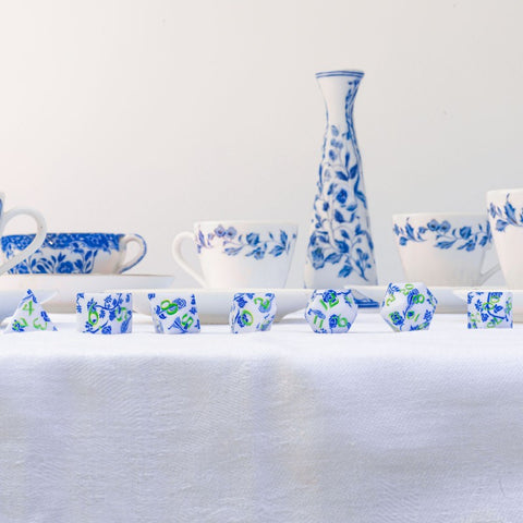 Porceliano kauliukų rinkinys 7 vnt – Q-Workshop, mėlyni raštai, RPG