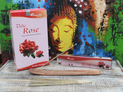 Smilkalai Vedic Rose — rožių kvapo masala lazdelės su mediniu laikikliu ir atvirai parodyta pakuote, spalvotame fone