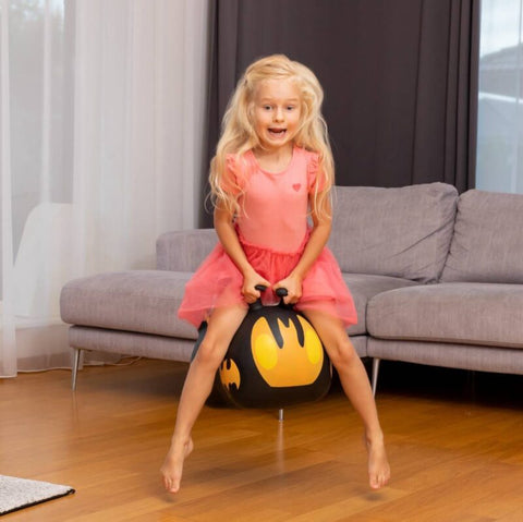 Batman Batmobilio šokliukas vaikams 38 cm – guminis lavinamasis žaislas 3+