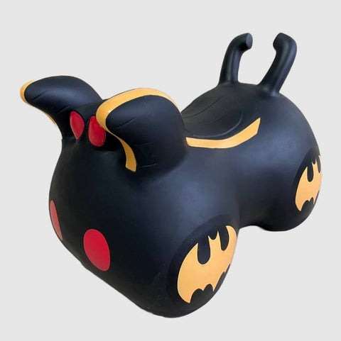 Batman Batmobilio šokliukas vaikams 38 cm – guminis lavinamasis žaislas 3+