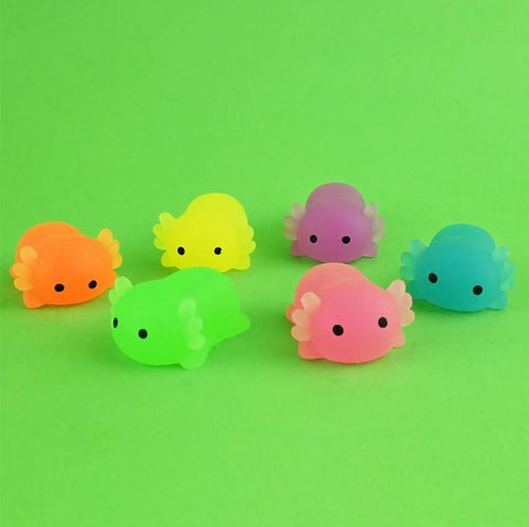Šviečiantis tamsoje aksolotlis squishy 5 cm antistresinis žaislas