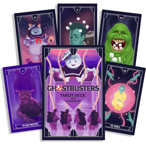 Ghostbusters tarot kortos ir vadovas, violetinė dėžutė su pagrindiniu viršeliu ir keliomis atverstomis kortomis