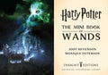 Harry Potter mini knyga „The Mini Book of Wands“, smėlio spalvos viršelis su titulu dešinėje ir naktine Hogvartso iliustracija kairėje, variantas su viršeliu ir iliustracija