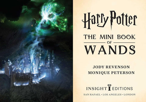 Harry Potter mini knyga „The Mini Book of Wands“, smėlio spalvos viršelis su titulu dešinėje ir naktine Hogvartso iliustracija kairėje, variantas su viršeliu ir iliustracija