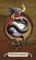 Emperor's Dragon plakatas 50×70 cm, matinė spauda, juodas besisukantis drakonas aplink yin‑yang diską, vertikalus sieninis dizainas