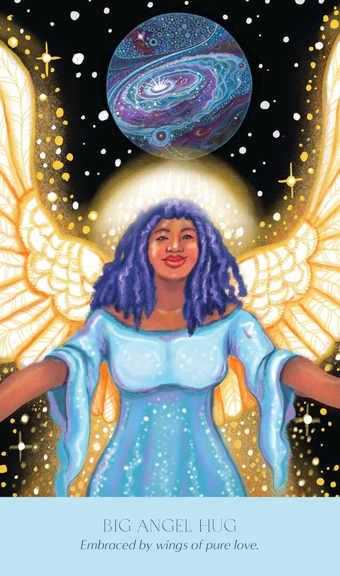 Angelų korta Big Angel Hug su violetiniais plaukais, mėlyna suknele, auksiniais sparnais ir galaktika viršuje