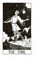 Tarot korta The Fool, juodai balta linoraižinio stiliaus priekinė pusė, pilna kortos kompozicija su keliautoju ir šunimi