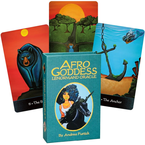Afro Goddess Lenormand kortos – turkio dėžutė su priekyje stovinčia pakuote ir trimis ryškiai iliustruotomis kortomis fone