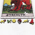Galvosūkis – medinės formelės (liūtas, drugelis, saulė, medis ir kt.) prie „Strength“ kortelės krašto, ryškios raudonos ir geltonos detalės